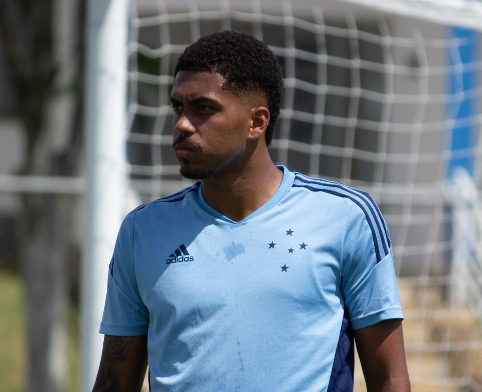 Cruzeiro negocia transferência de zagueiro para clube dos Emirados Árabes
