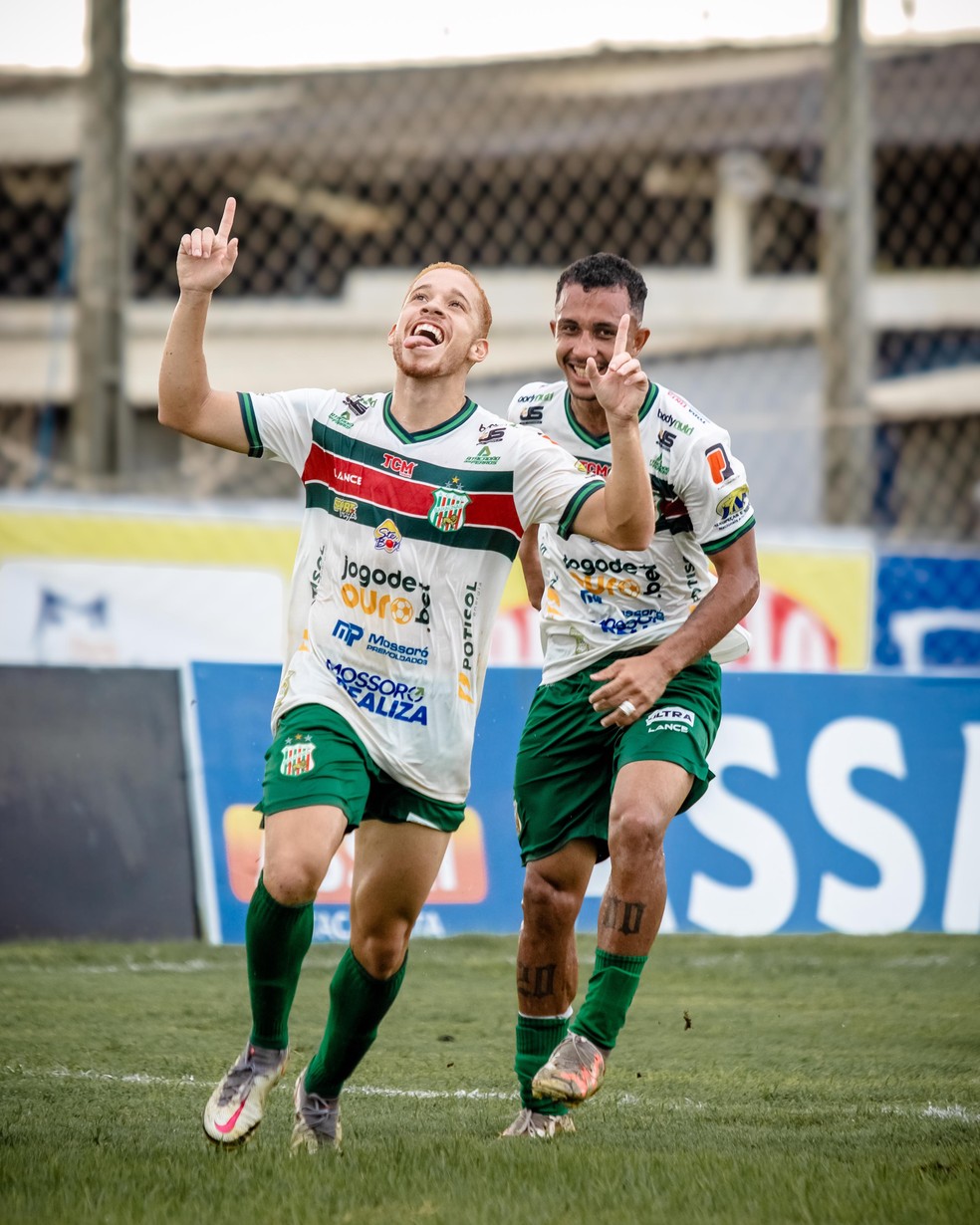 Ferrugem comemora gols e vitória do Baraúnas — Foto: Divulgação