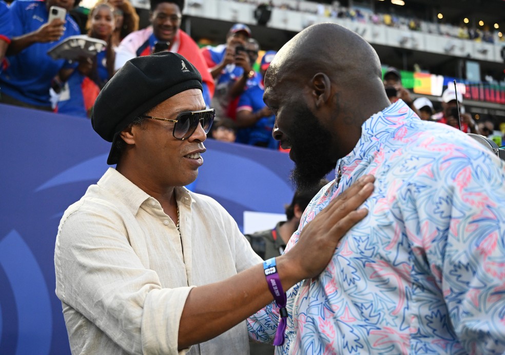 Ronaldinho Gaúcho investidor é cumprimentado por Johny Placide
