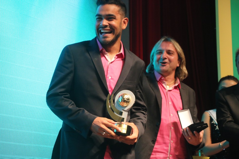 Conheça Gott, o maior goleiro do Gauchão 2013 com 2m01cm de altura