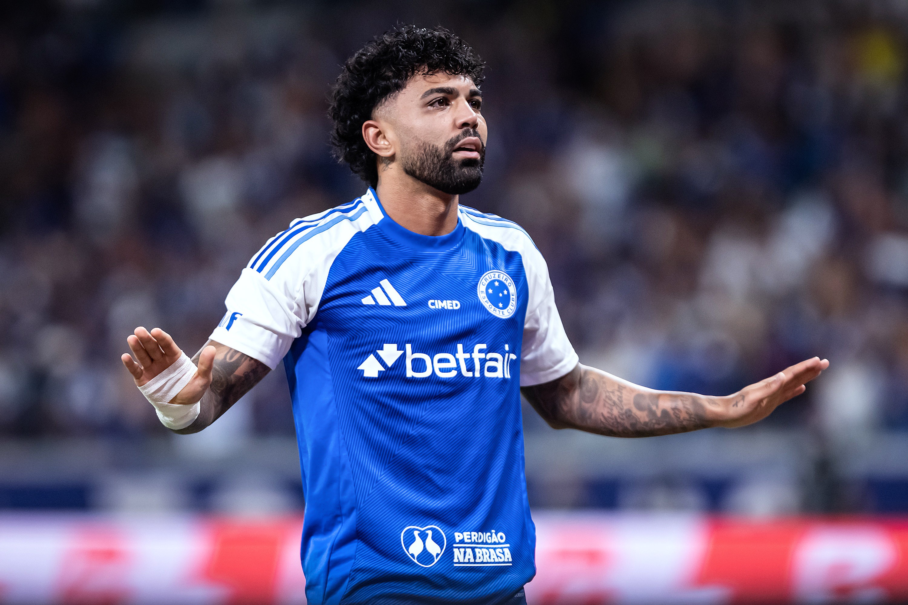 Gabigol nega polêmica e reafirma profissionalismo após ser reserva no Cruzeiro.
