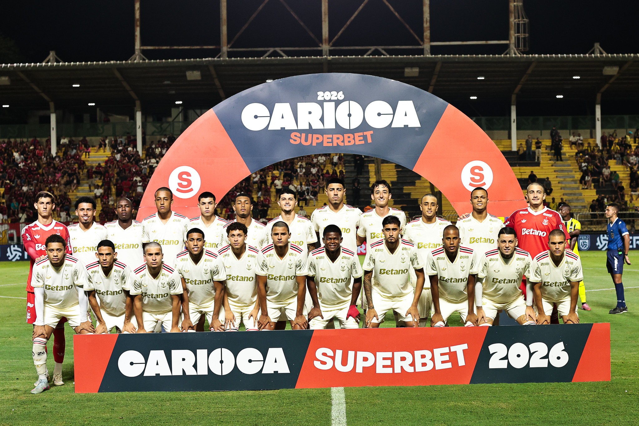 Flamengo sofre derrota no Carioca 2026 com expulsão e defesa falha