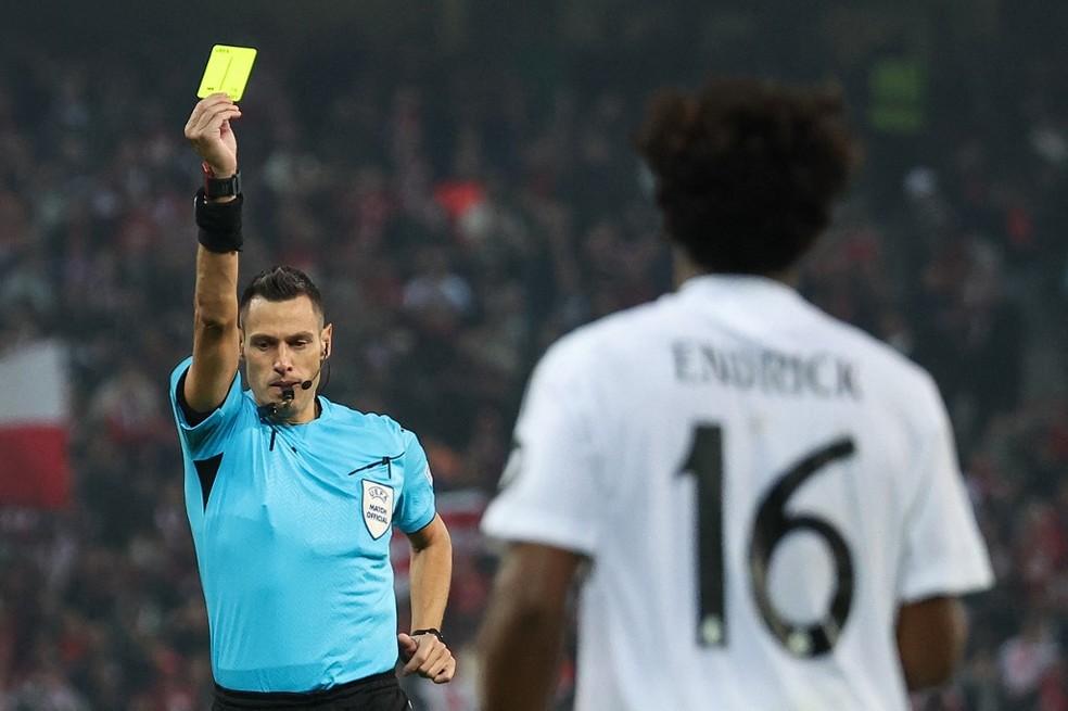 Endrick recebe cartão amarelo em estreia de titular no Real Madrid, contra o Lille — Foto: AFP
