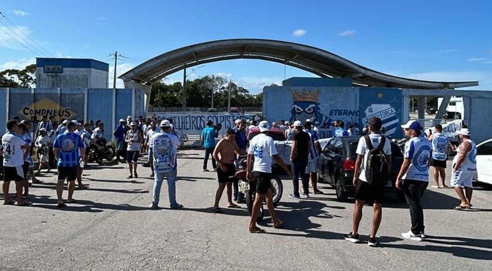 Torcedores do CSA protestam no CT — Foto: Reprodução
