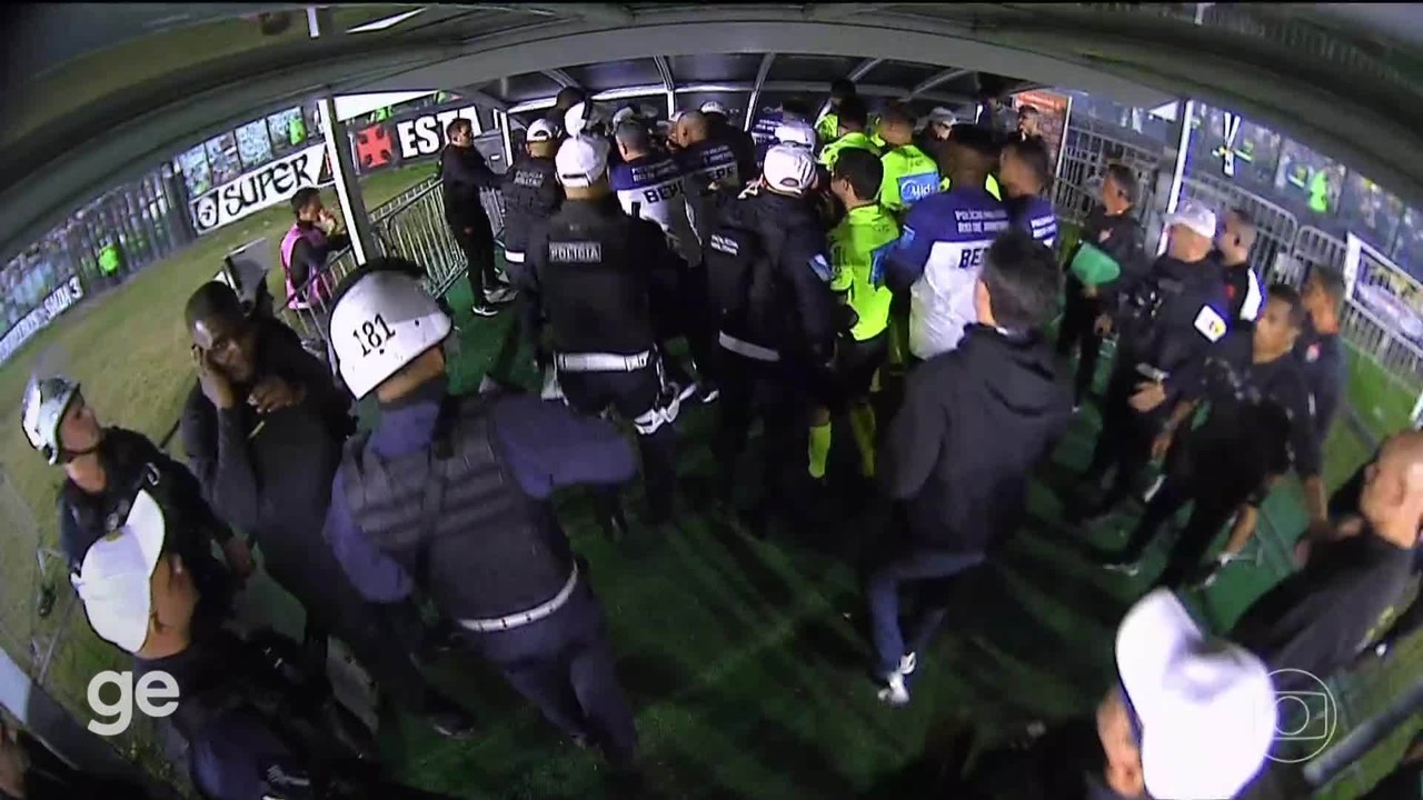 Diretoria do Vasco cobra árbitro por expulsão de Barros e causa confusão no intervalo de jogo
