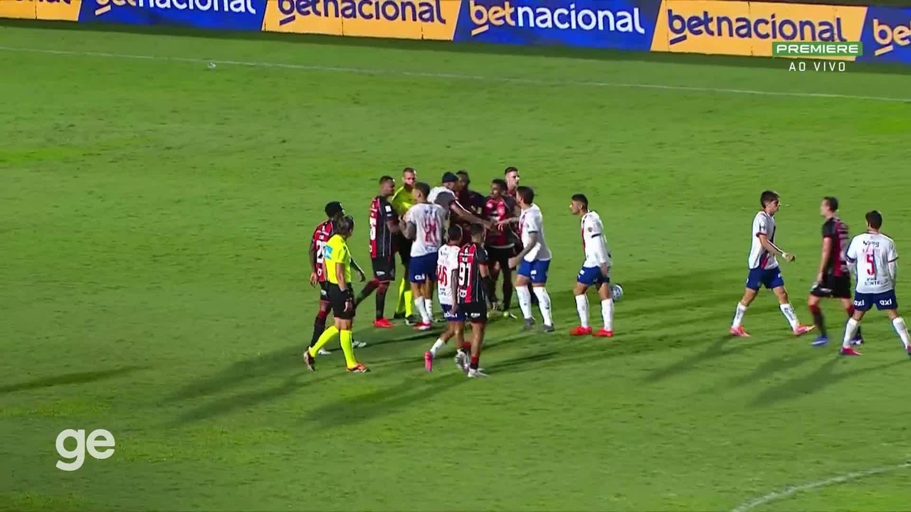 Vitória x Bahia: Cacá é suspenso por duas partidas por tentar rasgar camisa de Jean Lucas