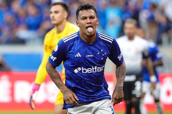 Veron brilha como titular e enfrenta concorrência milionária no Cruzeiro