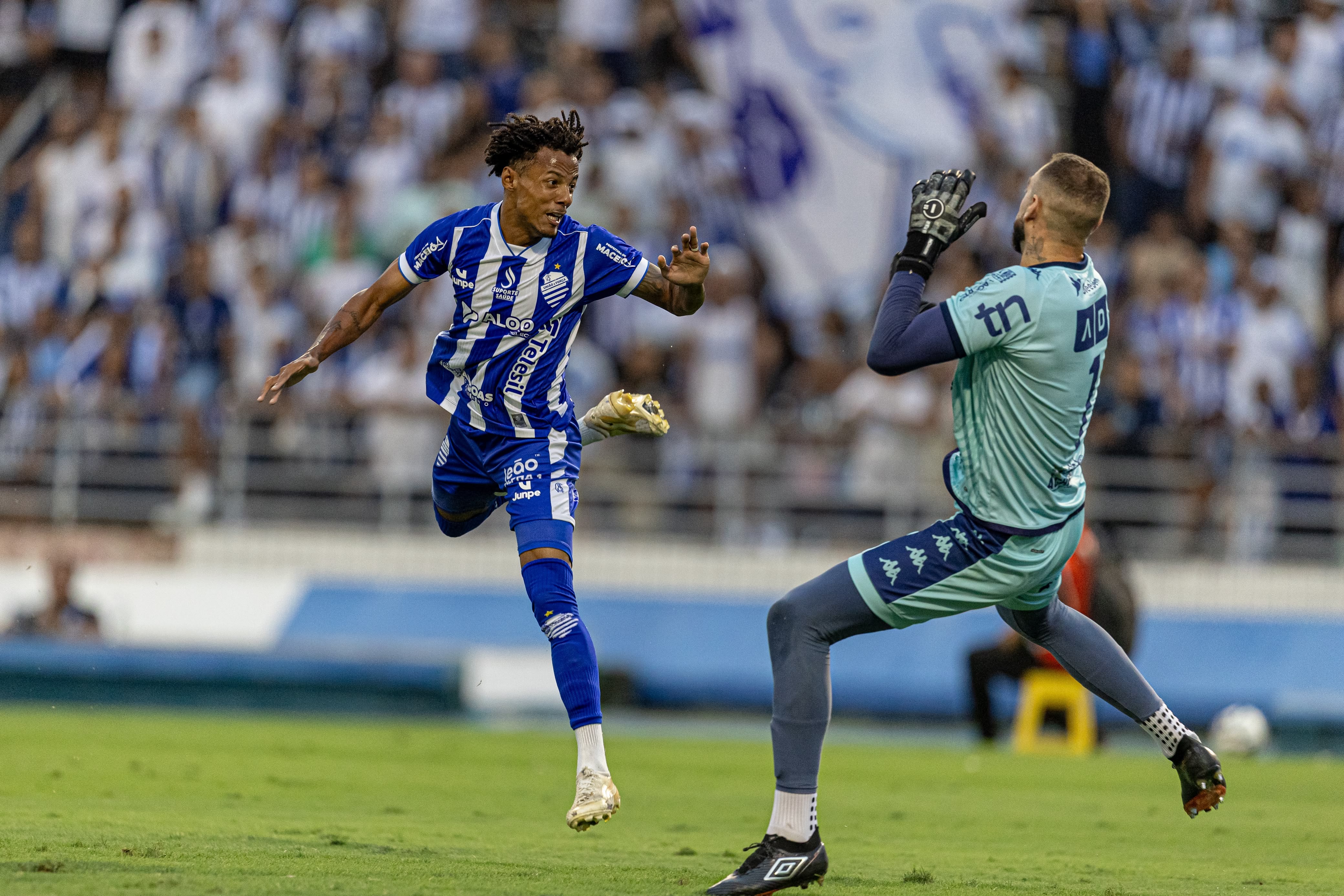 Apalavrado com o Ceará, Rian Santana brilha pelo CSA e assume a artilharia isolada da Série D