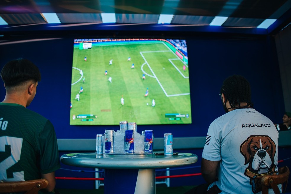 Torcida e jogadores durante partida de EA Sports FC 25 na CIA 2026