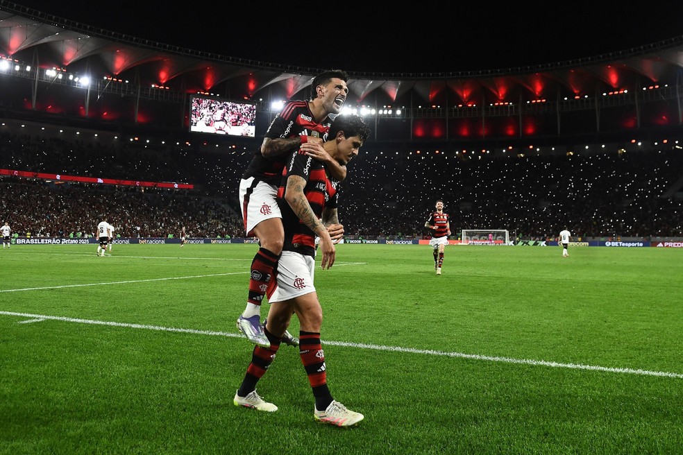Pedro e Arrascaeta comemoram gol em Flamengo x Vitria  Foto: Alexandre Duro