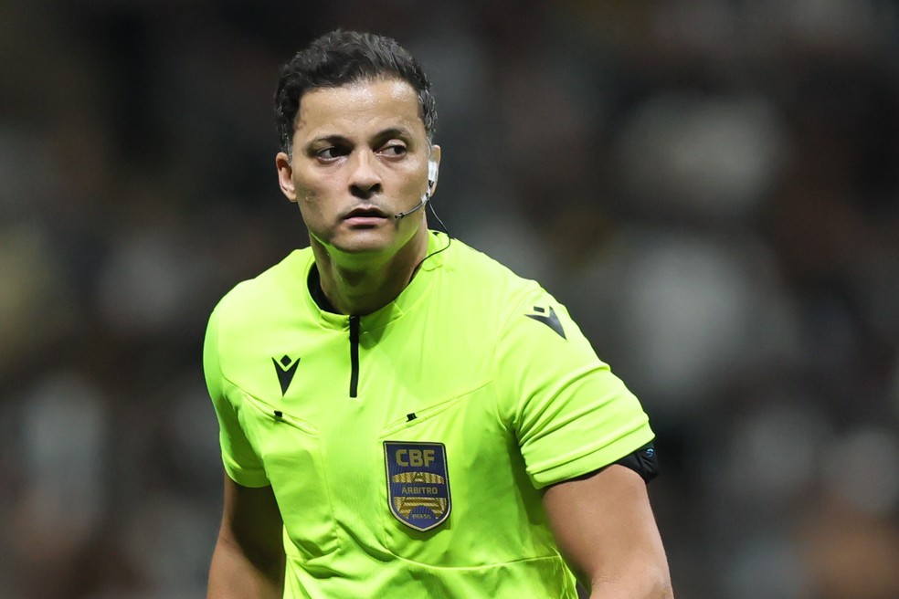 �rbitro S�vio Pereira Sampaio � Foto: Gilson Lobo/AGIF