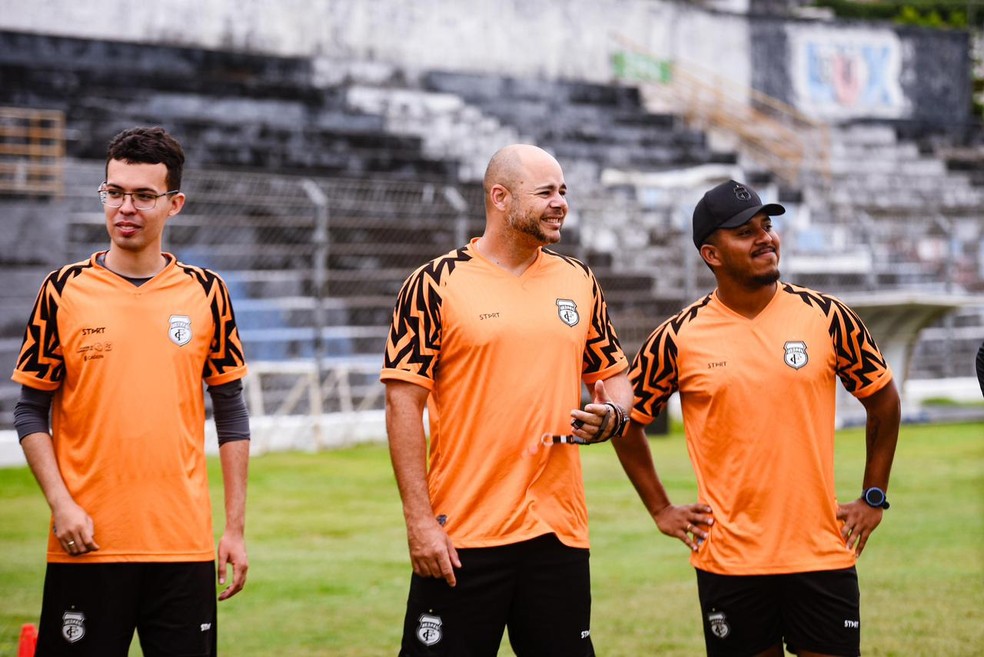 Adriano Souza e membros da comissão técnica do Treze — Foto: Daniel Vieira/Treze