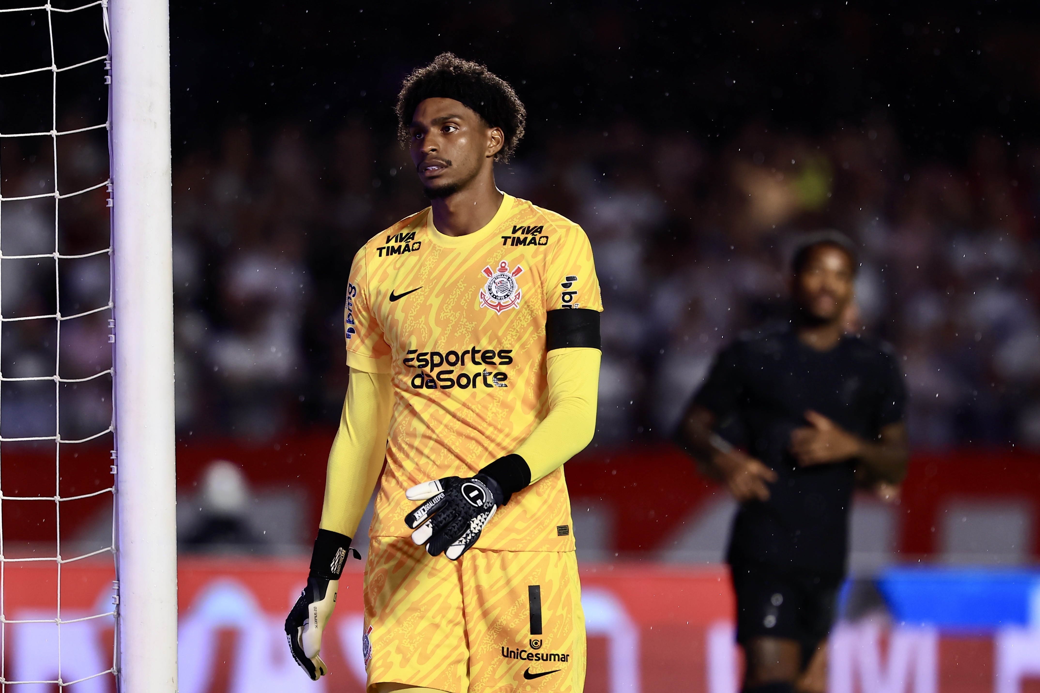 CONFUSÃO INTERNA? Por que Hugo Souza perdeu a faixa de capitão no Corinthians