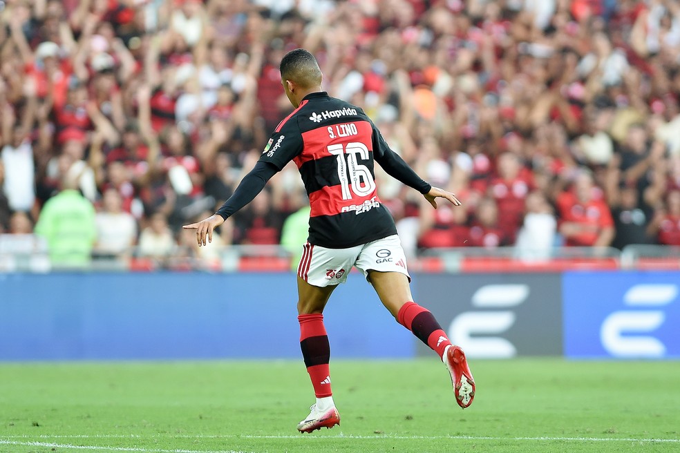 Lino foi solu��o para os desfalques do Flamengo contra o Coritiba � Foto: Alexandre Dur�o