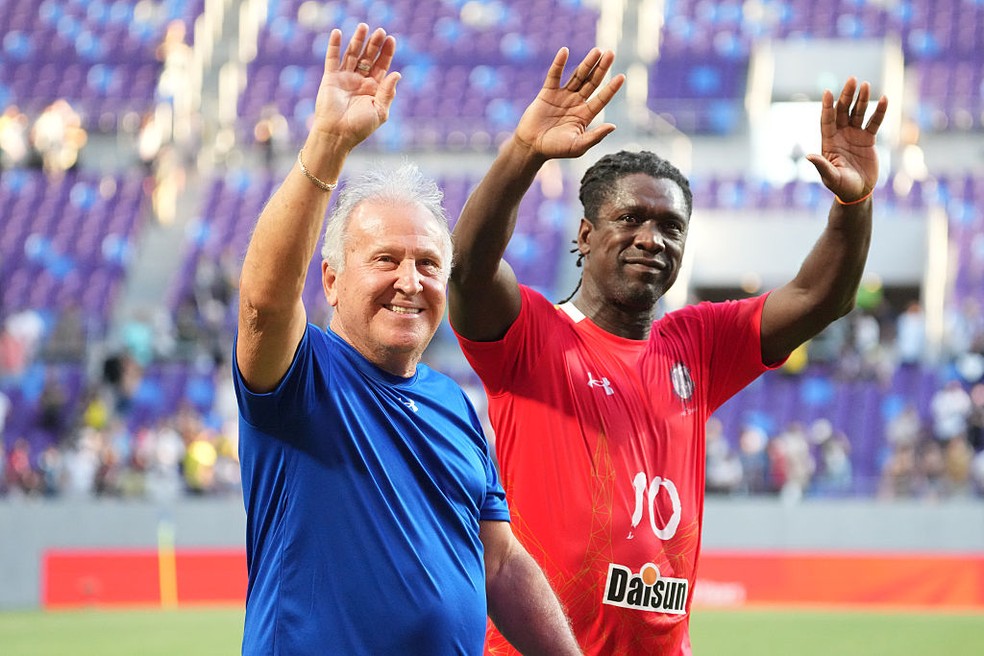 Zico com Seedorf no Zico All-Star Game, em Hiroshima — Foto: Masashi Hara/Getty Images