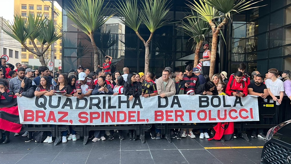 Faixa com protesto na porta do hotel do Flamengo — Foto: Letícia Marques