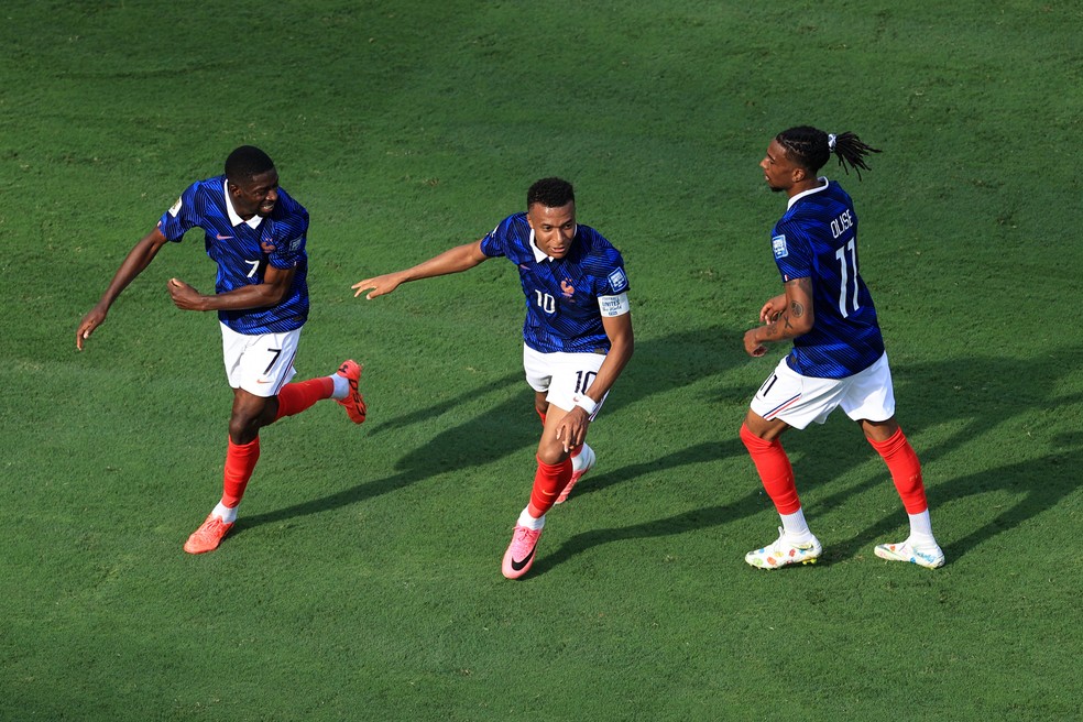 Dembélé, Mbappé e Olise comemoram — Copa do Mundo 04/07