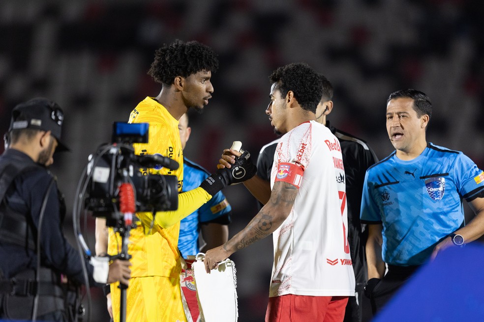 Hugo Souza foi capitão do Corinthians em vitória sobre o Bragantino — Foto: Diogo Reis/AGIF