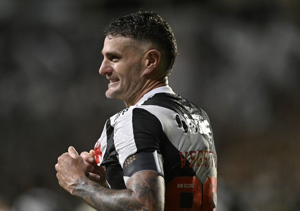 Vegetti comemora gol da vitória do Vasco sobre o Santos — Foto: André Durão / ge