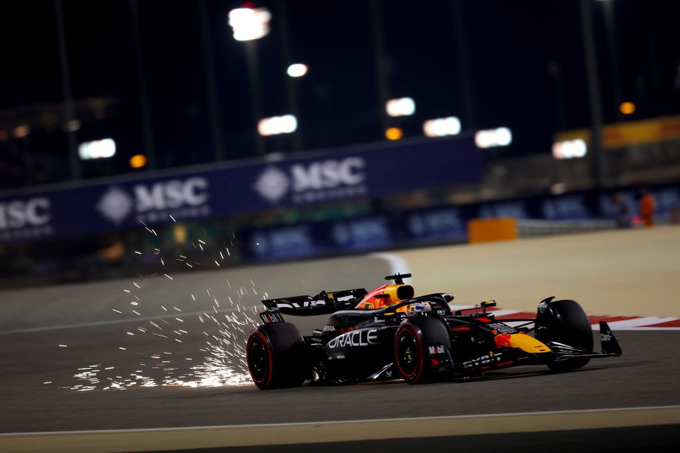 Max Verstappen levou primeira pole position da F1 em 2024, no GP do Bahrein — Foto: Eric Alonso/Getty Images