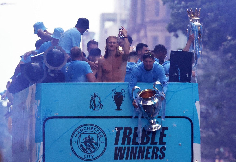Torcida do Manchester City festeja título até o sol raiar