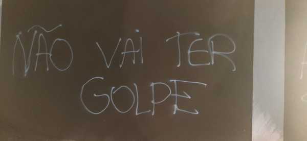 NÃO VAI TER GOLPE! Torcida dá as caras e faz pichação nos muros da sede social do Corinthians