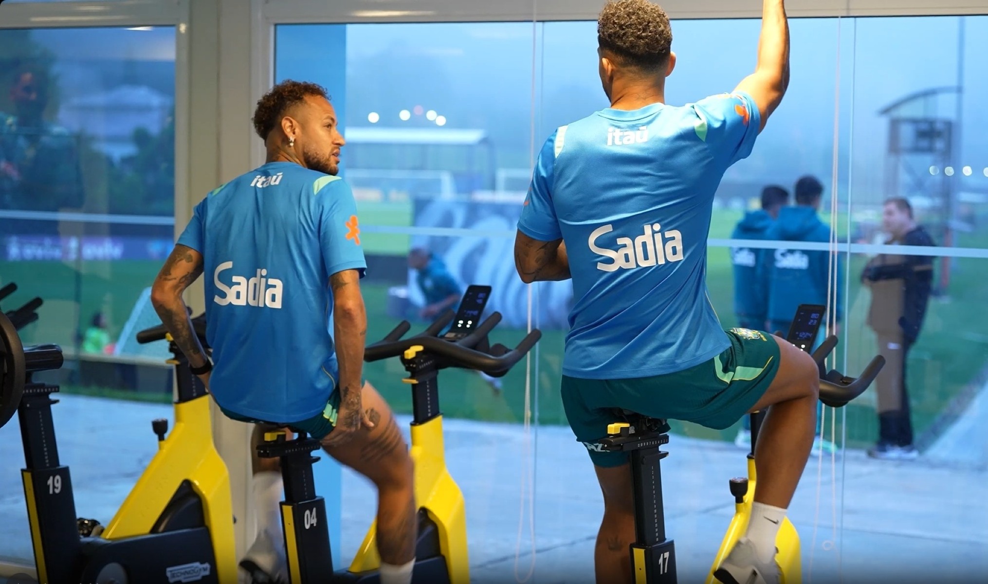 Bastidores: Neymar mobiliza Seleção, "fecha" clínica e preocupa a CBF