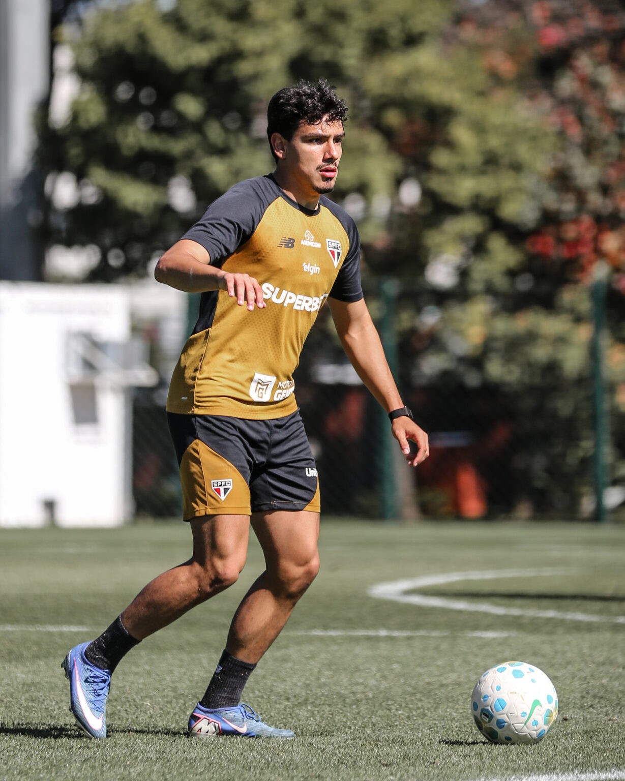 Recuperado, Moreira segue sem espaço no São Paulo quatro meses depois da volta de Portugal