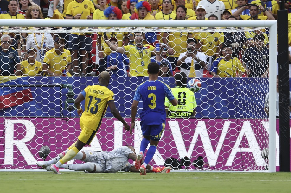 Enner Valencia desperdiça chance cara a cara com o goleiro Room, de Curaçao — Foto: Scott Winters/Icon Sportswire via Getty Images