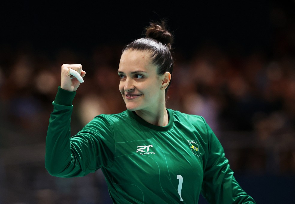 Gabi Moreschi vibra em atuação brilhante na estreia do Brasil no handebol feminino, nos Jogos Olímpicos de Paris, contra a Espanha — Foto: REUTERS/Eloisa Lopez