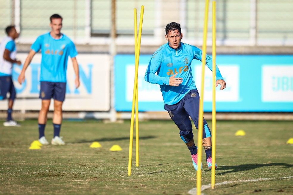 Pavon em treino do Grêmio — Foto: Lucas Uebel/Divulgação Grêmio