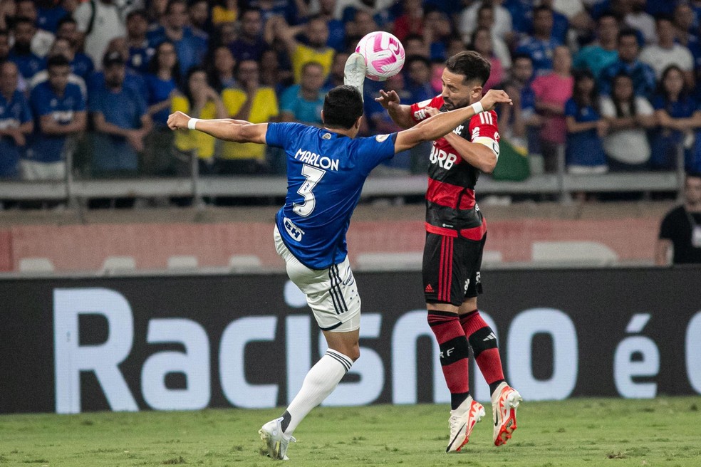 Marlon, lateral do Cruzeiro, em disputa de bola com Everton Ribeiro, do Flamengo — Foto: Fernando Moreno/AGIF