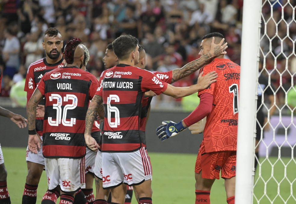 Santos defende p&ecirc;nalti em Flamengo x Vasco &mdash; Foto: Andr&eacute; Dur&atilde;o