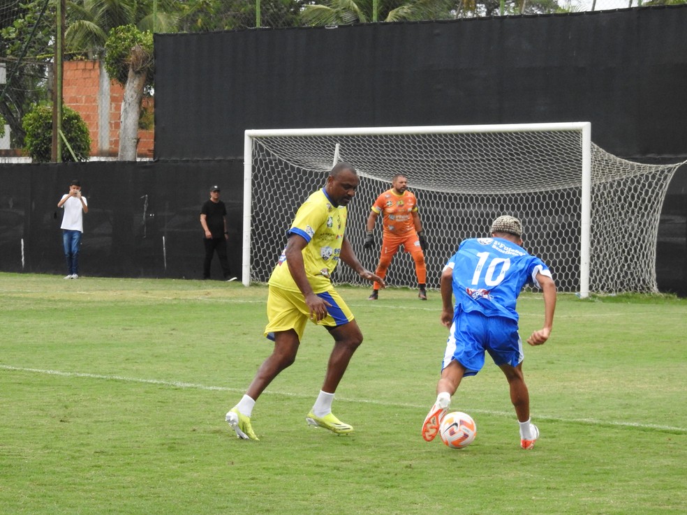 Matheus Gonçalves parte para cima da marcação adversária — Foto: Fred Gomes