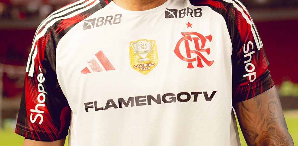 Camisa estampará a marca da FlamengoTV até a estreia do novo patrocínio — Foto: Adriano Fontes / Flamengo