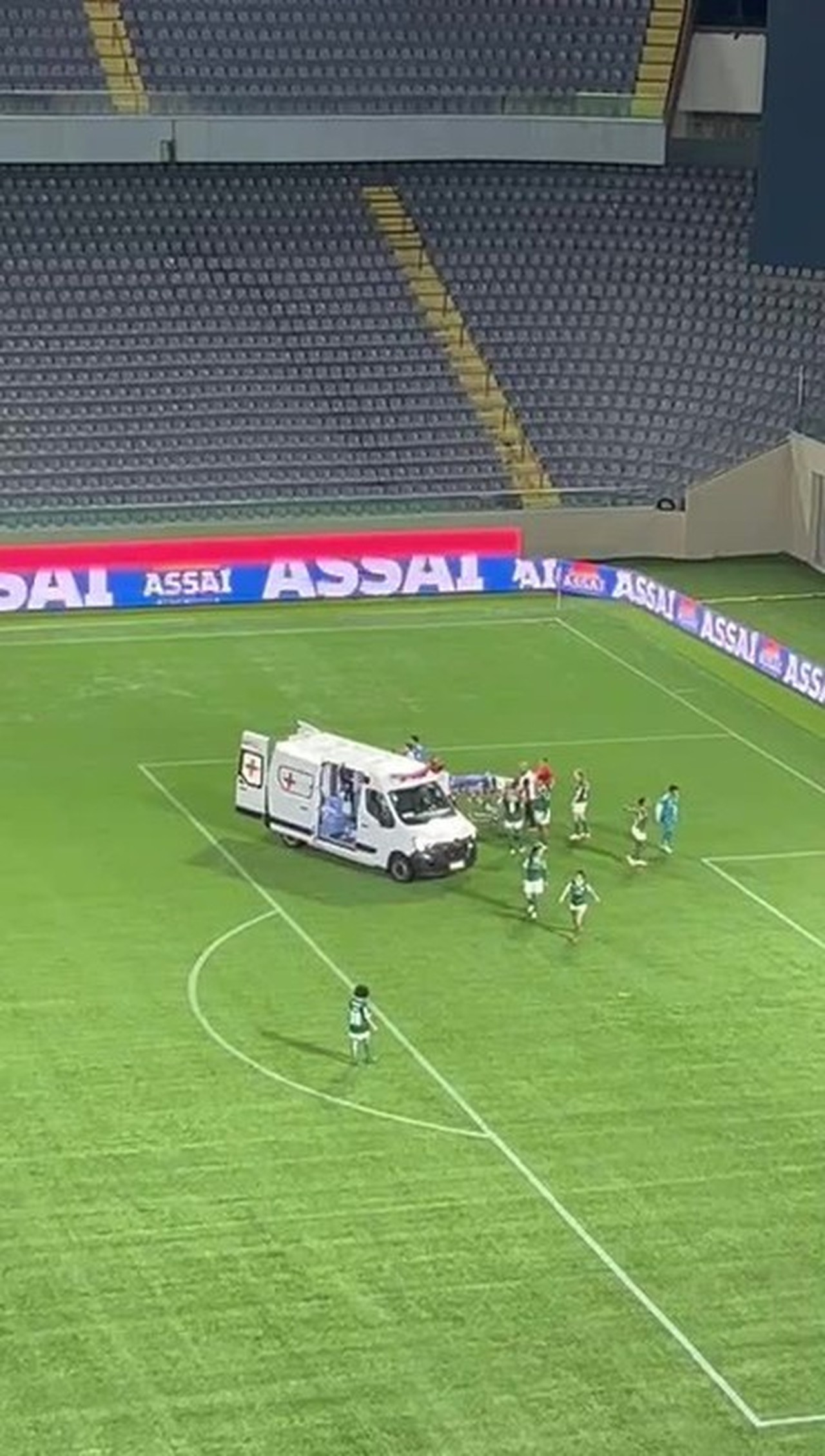 13621430 Goleira do Palmeiras desmaia após choque com adversária e é levada para hospital