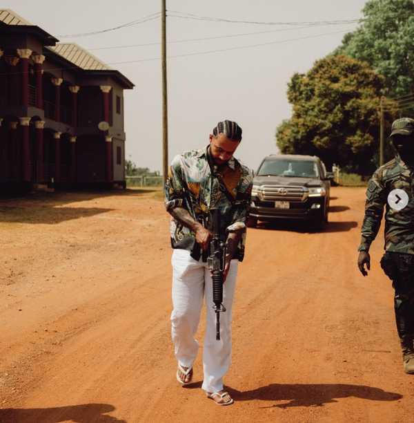 JOGADOR RAIZ! Memphis Depay visita exército em Gana e posa segurando fuzil