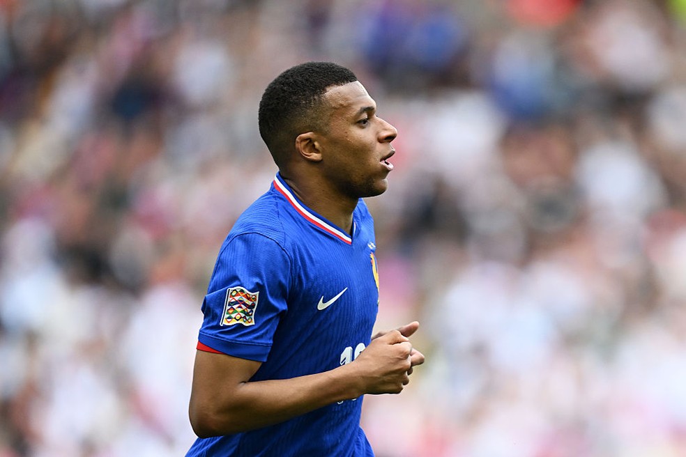 Mbappé marca o gol de número 50 com a camisa da França — Foto: Getty Images