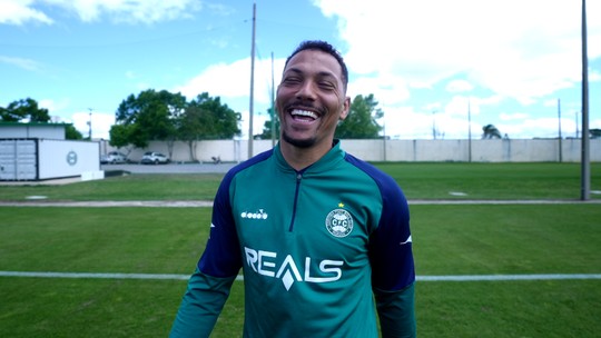Lateral do Coritiba, Alex Silva fala de drama na guerra e volta a sorrir com possibilidade de novo  acesso