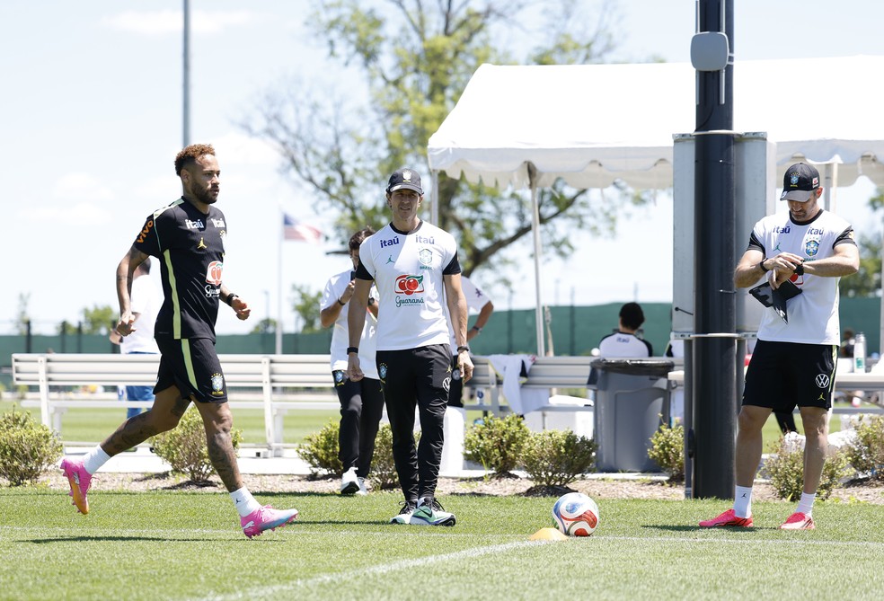 Neymar trabalha no campo de chuteiras e com bola no dia 16 de junho — Foto: Rafael Ribeiro / CBF