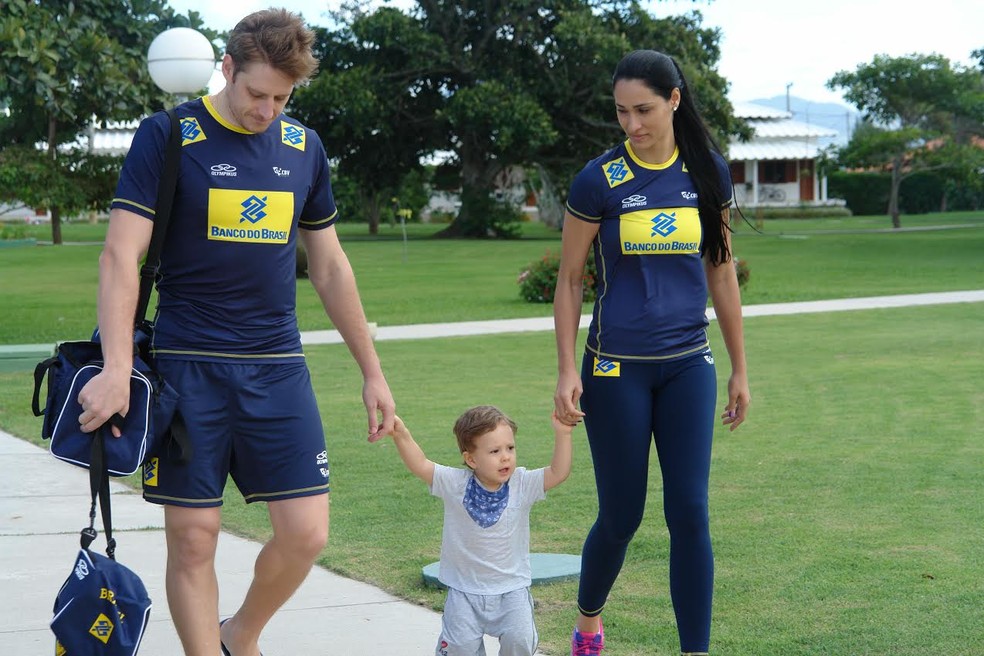 Murilo, o filho Arthur e Jaqueline quando os dois atuavam pela seleção  — Foto: José Geraldo Azevedo