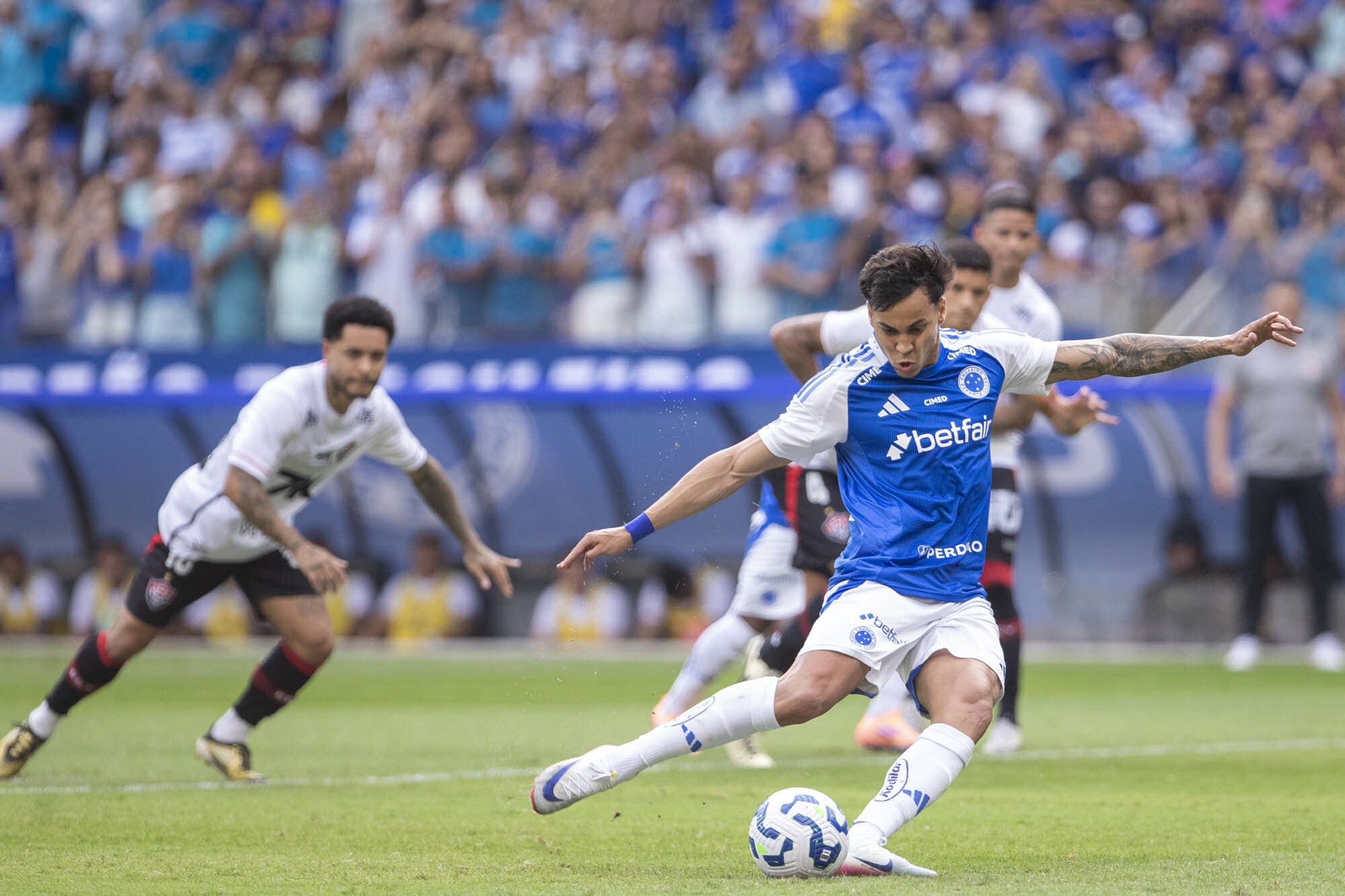 Desempenho do Vitória: Thiago Couto se destaca negativamente em derrota para o Cruzeiro