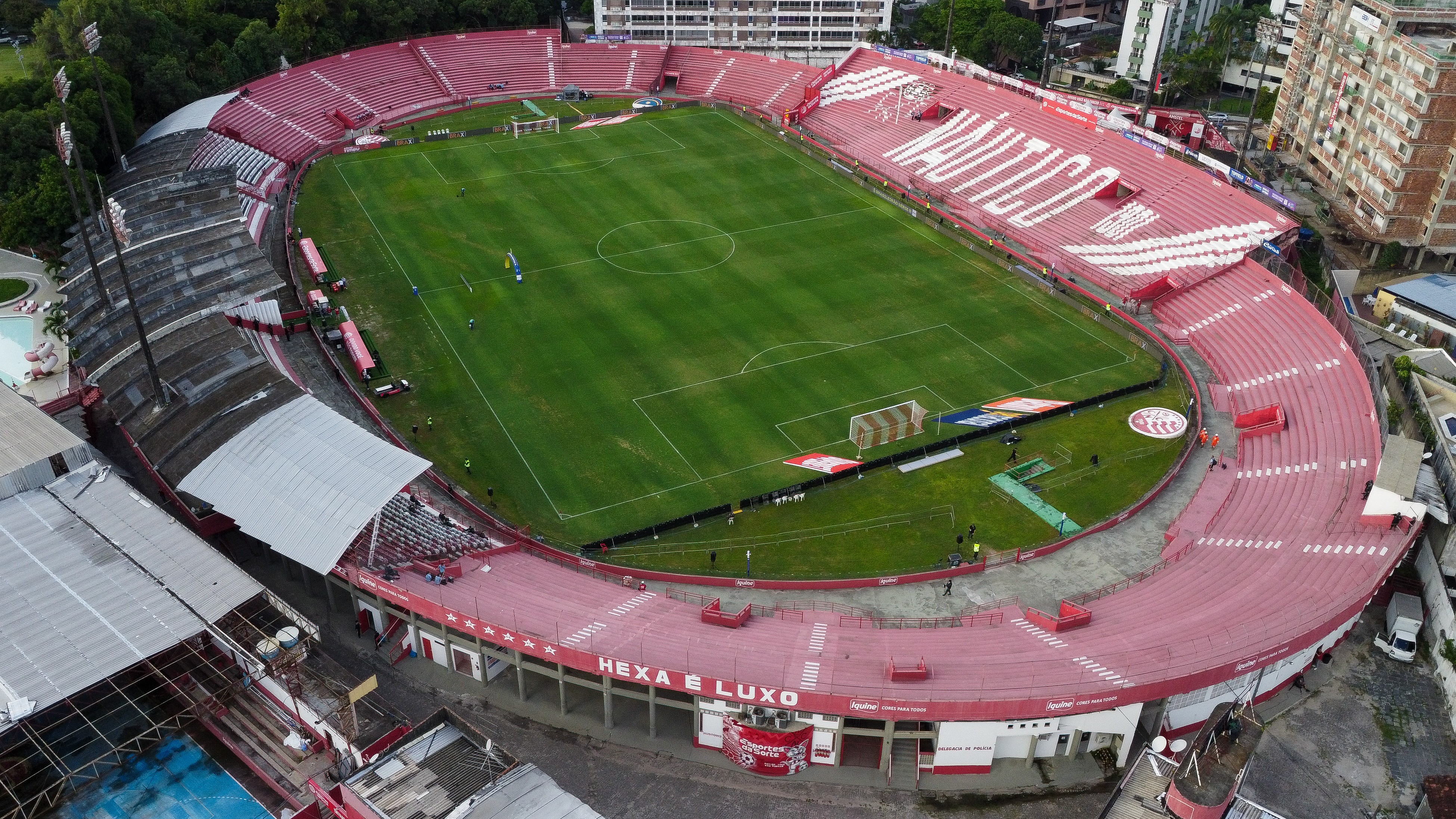 Jogadores do Botafogo-SP e Náutico em lance de jogo na Série B