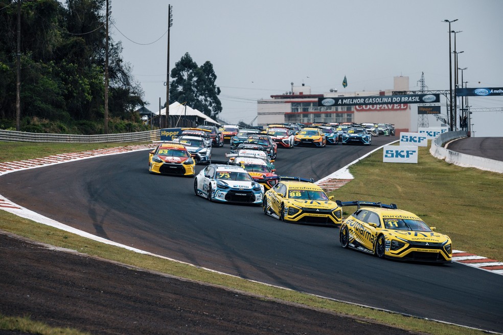 Largada da corrida principal de Cascavel da Stock Car &mdash; Foto: Marcelo Machado de Melo/BRB Stock Car
