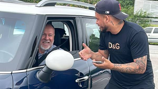Mano Menezes chega ao CT do Corinthians para assinar contrato e dar primeiro treino