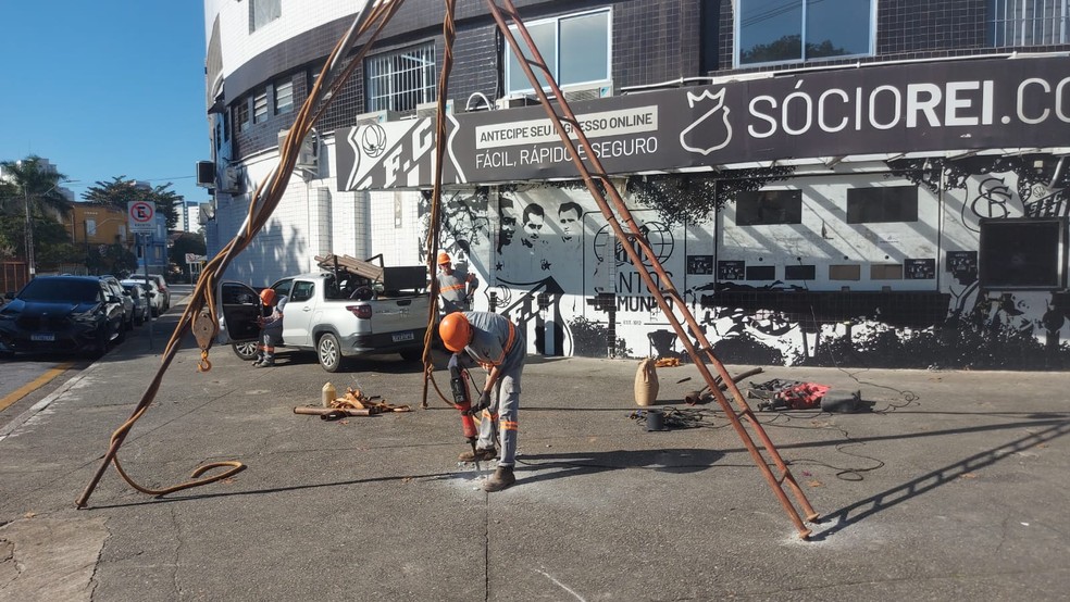Funcionários realizam sondagem do solo na Vila Belmiro