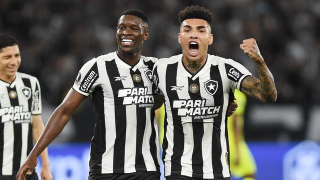 Luiz Henrique e Igor Jesus pelo Botafogo contra o Palmeiras, pela Libertadores