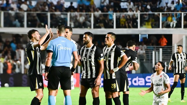 Jogadores do Atlético-MG reclamam com arbitragem