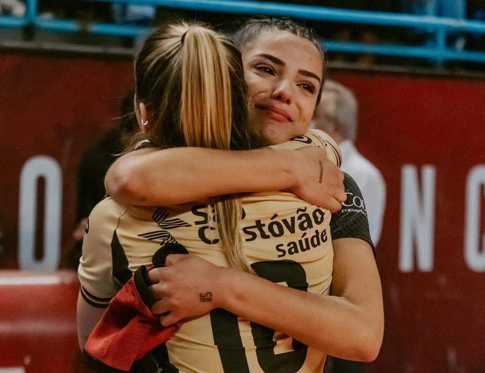 Irm&atilde;s g&ecirc;meas, Keyt e Key Alves, se cumprimentam em jogo da Superliga &mdash; Foto: Divulga&ccedil;&atilde;o/Instagram