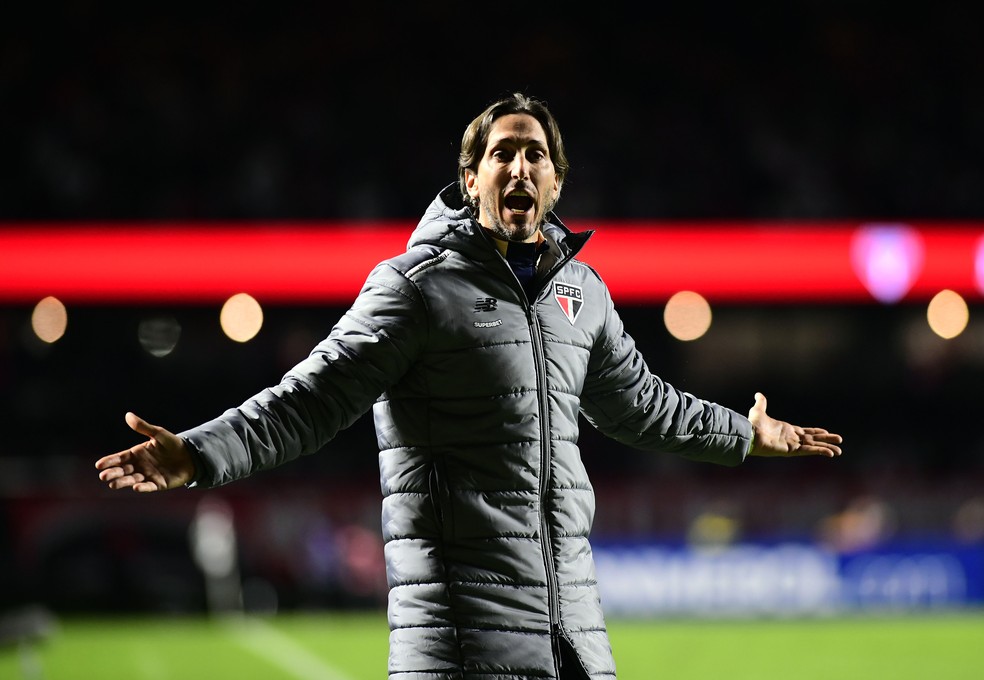 Zubeldía enaltece tradição do São Paulo na Libertadores com comemoração especial